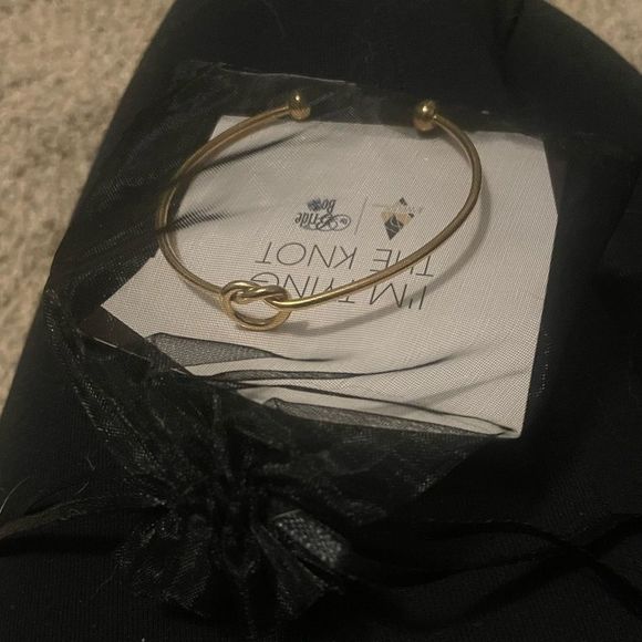 NWT Women's Tying the Knot Gold Jewelry Bracelet Accessory - Picture 7 of 9